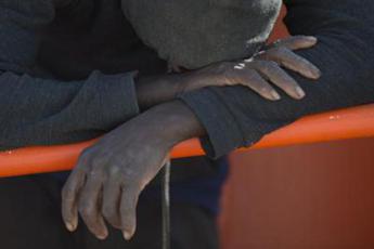Migranti, 8 cadaveri su barchino a Lampedusa