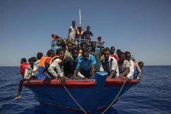 Migranti, Alarm Phone: “Barca alla deriva chiede ancora aiuto a 24 ore dall’allarme”