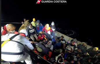 Migranti, ancora sbarchi: hotspot di Lampedusa al collasso