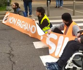 Milano, Ultima Generazione bloccano traffico: “Non paghiamo il fossile”