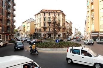 Milano, accoltellato per una precedenza in rotatoria: grave 52enne