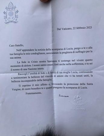 Papa scrive a Banfi per la morte della moglie: “Nonni forti anche nella sofferenza”