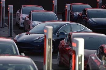 Problemi alla guida autonoma, Tesla richiama oltre 362mila auto
