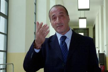 Ruby ter, il ‘menestrello di Arcore’ Apicella: “Berlusconi innocente, mai avuto dubbi”