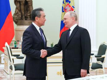 Russia-Cina, Putin incontra Wang Yi: “Nuove pietre miliari nelle relazioni”