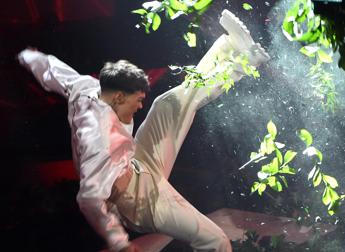 Sanremo 2023, Blanco distrugge i fiori sul palco: fischi dal pubblico