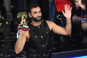 Sanremo 2023, Mengoni: “Dedico festival a donna che mi ha messo al mondo”