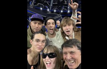 Sanremo 2023, Morandi ‘dimentica’ Tom Morello nel selfie con i Maneskin