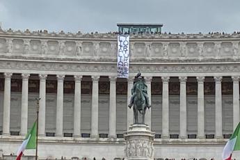 Striscione per Cospito giù dall’Altare della Patria: “L’Italia tortura”