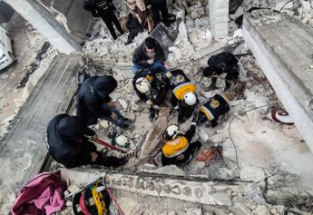 Terremoto Turchia, 3 persone estratte vive dalle macerie dopo 198 ore