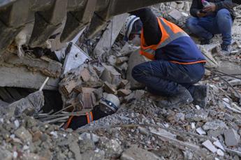 Terremoto Turchia, 45enne salvato dopo 278 ore sotto le macerie