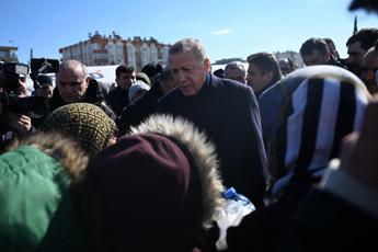 Terremoto Turchia, Erdogan visita zone colpite: “All’inizio problemi nei soccorsi”