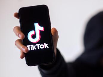 TikTok, stretta contro chi viola le regole: ecco i nuovi aggiornamenti