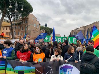 Ucraina, “No alla guerra”: al via dai Fori imperiali la fiaccolata per la pace