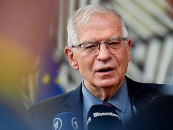 Ucraina, appello di Borrell: “Mancano munizioni a Kiev, risolvere subito il problema”