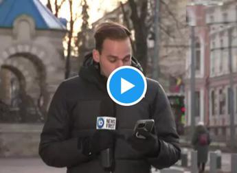 Ucraina, giornalista si ‘becca’ bacio in diretta – Video