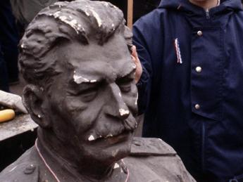 Ucraina, inaugurato busto Stalin a Volograd: “Nessun passo indietro come a Stalingrado”