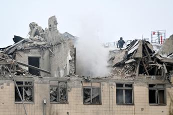 Ucraina, missili Russia su edificio Kharkiv. Si continua a combattere a Bakhmut