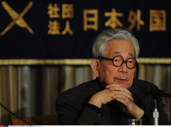 Addio a Kenzaburo Oe, ‘scomodo’ premio Nobel letteratura del Giappone