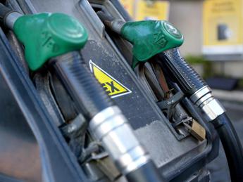 Benzina e diesel, prezzi carburanti self service e servito