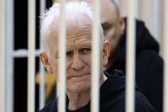Bielorussia, condannato a 10 anni il premio Nobel Bialiatski