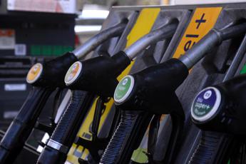 Carburante, prezzi di benzina e gasolio in lieve calo oggi in Italia