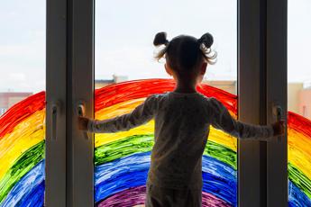 “Coppie gay spacciano bambini per loro figli”, Roccella: “Rampelli dice verità”