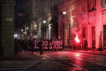 Cospito, tensione a corteo anarchici a Torino: lanciati lacrimogeni