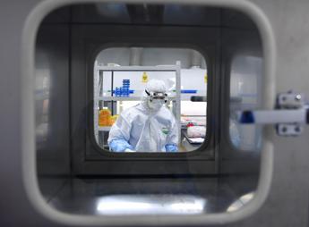 Covid, Fbi conferma: “Virus sfuggito da laboratorio di Wuhan”