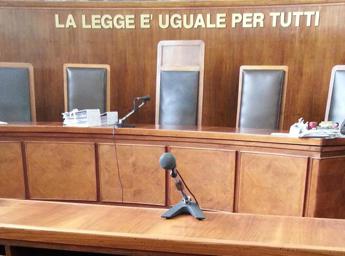Grillo jr a processo, il racconto della ragazza tra le lacrime: “Volevo urlare, non ci riuscivo”