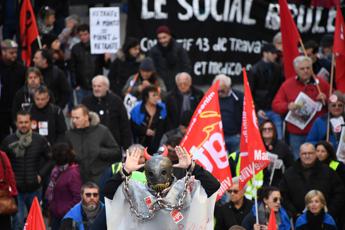 La riforma delle pensioni infiamma la Francia, protesta difende ‘un privilegio’