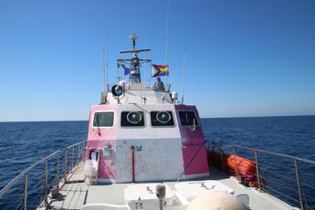Louise Michel fermata a Lampedusa, Ong nave Banksy: “Valutiamo prossimi passi”