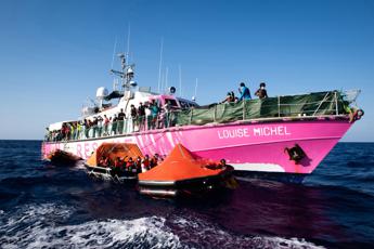 Louise Michel fermata a Lampedusa: stop a nave di Banksy, ecco perché
