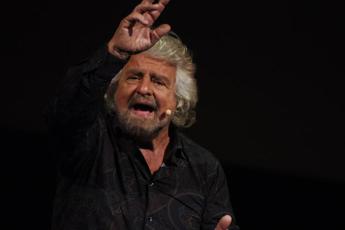 Migranti, Beppe Grillo: “Qualcuno si porrebbe domande prima di soccorrerli se fossero ricchi?”