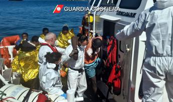 Migranti, Lampedusa sotto assedio: oltre 3.300 arrivi in meno di 72 ore