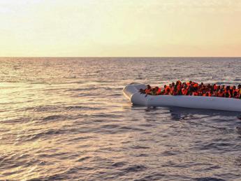 Migranti, ancora sbarchi a Lampedusa: 2mila in 24 ore