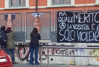 Milano, Valditara e Meloni a testa in giù: striscione davanti al liceo Carducci