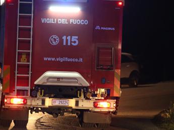 Milano, a fuoco alcune baracche a Rozzano: 1 morto