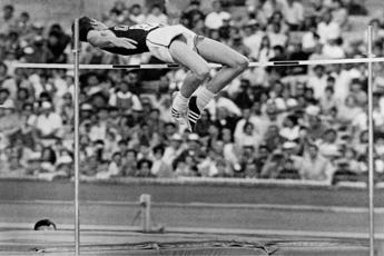 Morto Dick Fosbury, l’atleta che rivoluzionò il salto in alto