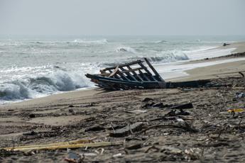 Naufragio Cutro, consegnato all’Italia quinto presunto scafista