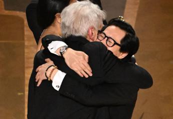Oscar 2023, l’abbraccio tra Harrison Ford e Ke Huy Quan – Video