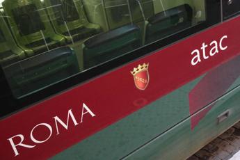 Roma, aggressione razzista sull’autobus: tre arresti