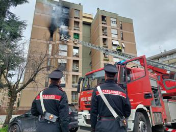 Roma, incendio in appartamento: evacuati condomini
