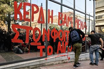 Scontro treni Grecia, caos e violenze durante le proteste