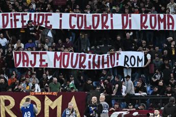 Tifosi della Roma si schierano con Mourinho, ‘panolada’ e striscioni all’Olimpico