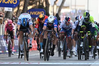 Tirreno-Adriatico 2023, Jakobsen vince seconda tappa e Ganna sempre leader