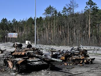 Ucraina, 007 Gb: Russia schiera vecchi carri armati, cosa sta succedendo