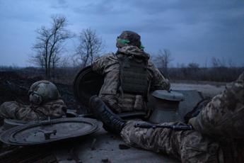 Ucraina a corto di combattenti esperti e armi, cresce pessimismo: l’analisi