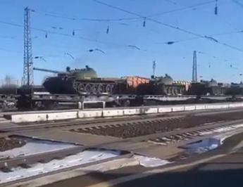 Ucraina, la Russia usa tank di 70 anni fa – Video