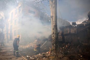 Ucraina, missili russi contro Odessa: colonne di fumo sulla città